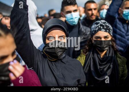 Umm Al Fahm, Israël. 05 février 2021. Les gens participent à une manifestation sur la brutalité policière contre les Arabes dans le pays. Crédit : ilia yefimovich/dpa/Alay Live News Banque D'Images