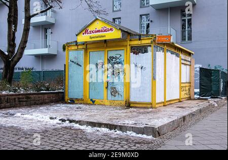 Le kiosque Maximilian à côté du parc Weinberg est maintenant fermé, Brunnenstrasse, Mitte, Berlin, Allemagne Banque D'Images