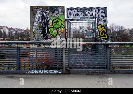 Graffiti sur la passerelle piétonne Schwedter Steg reliant Behnstrasse et Mauerpark, Berlin, Allemagne Banque D'Images