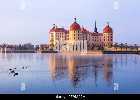 Château de Moritzburg après le lever du soleil à l'heure d'hiver, Allemagne Banque D'Images