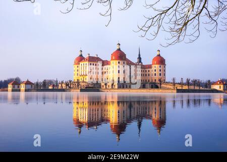 Château de Moritzburg après le lever du soleil à l'heure d'hiver, Allemagne Banque D'Images