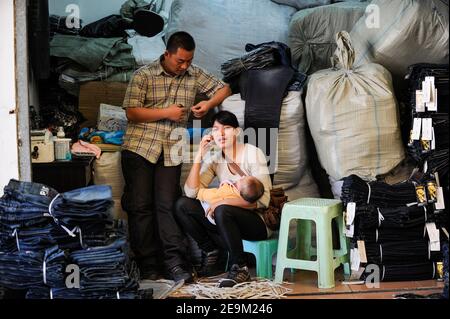 CHINE Guangzhou , marché d'exportation et de gros Canaan Export Center, salles d'exposition avec Jeans pour les acheteurs internationaux Banque D'Images