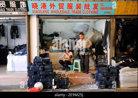 CHINE Guangzhou , marché d'exportation et de gros Canaan Export Center, salles d'exposition avec Jeans pour les acheteurs internationaux Banque D'Images