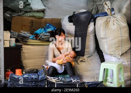 CHINE Guangzhou , exportation et vente en gros Canaan Export Center, showrooms avec Jeans pour les acheteurs internationaux, Chine ventes femme avec enfant, une politique enfant Banque D'Images