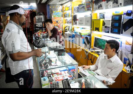 CHINE, province de Guangdong, ville de Guangzhou, marché d'exportation et de gros pour les produits électroniques et de télécommunication, consommateur africain Banque D'Images