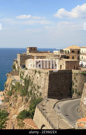 Pizzo une des plus jolies villes de Calabre et son château perché sur une falaise surplombant le golfe de Santa Eufemia, Calabre, Italie Banque D'Images