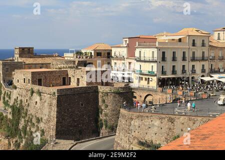 Pizzo une des plus jolies villes de Calabre et son château perché sur une falaise surplombant le golfe de Santa Eufemia, Calabre, Italie Banque D'Images