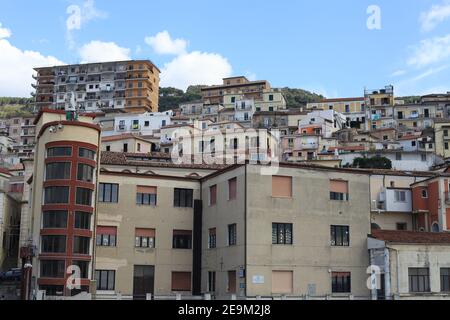 Pizzo l'une des plus jolies villes de Calabre, avec d'élégants palazzi perchés sur une falaise surplombant le golfe de Santa Eufemia, Calabre, Italie Banque D'Images