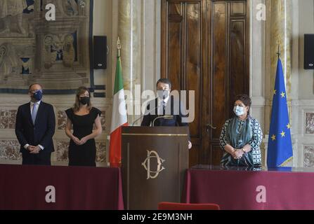 Rome, Italie. 05 février 2021. Crise gouvernementale consultations Draghi pour la formation du nouveau gouvernement dans la photo la délégation d'Italia Viva avec Davide Faraone Maria Elena Boschi Matteo Renzi Teresa Bellanova crédit: Agence de photo indépendante/Alamy Live News Banque D'Images