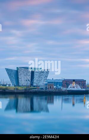 Royaume-uni, Irlande du Nord, Belfast, vue du Titanic Belfast museum et le SS Nomadic Banque D'Images