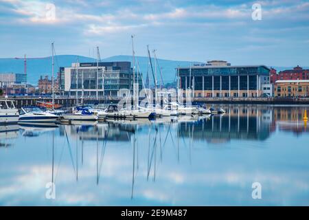 Royaume-Uni, Irlande du Nord, Belfast, W5 Centre scientifique et de découverte se reflétant dans le port de plaisance de Belfast Banque D'Images