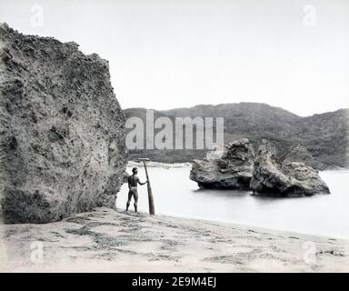 Photographie de la fin du XIXe siècle - Ainu homme avec une paddle, Hokkaido, Japon, vers 1880 Banque D'Images