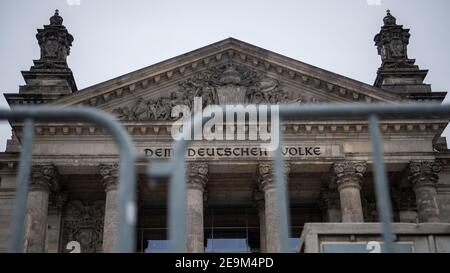 Berlin, Allemagne. 05 février 2021. Des barrières se dressent devant le bâtiment Reichstag de Berlin. Credit: Dorothee Barth/dpa/Alay Live News Banque D'Images