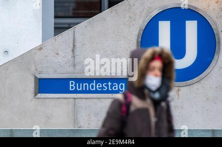 Berlin, Allemagne. 05 février 2021. Une femme avec une bouche-nez couvrant marche le long de la station de métro au Bundestag. Credit: Dorothee Barth/dpa/Alay Live News Banque D'Images