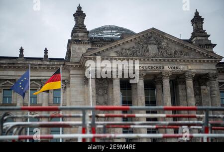 Berlin, Allemagne. 05 février 2021. Des barrières se dressent devant le bâtiment Reichstag de Berlin. Credit: Dorothee Barth/dpa/Alay Live News Banque D'Images