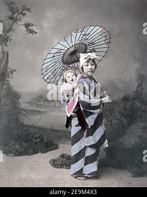 Photographie de la fin du XIXe siècle - Jeune fille et bébé, Japon, vers 1880 Banque D'Images