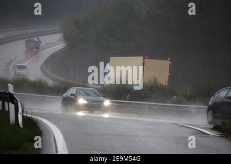Autoroute à eau de pluie en Allemagne Banque D'Images