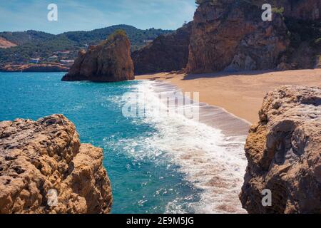 Vue sur la plage de Moreta avec île rouge en arrière-plan, Costa Brava, Catalogne, Espagne Banque D'Images