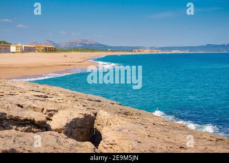Vue de Punta Espinuda la plage de Pals en arrière-plan, Costa Brava, Catalogne, Espagne Banque D'Images