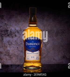 La bouteille Dubliner Irish Whisky sur fond sombre Banque D'Images