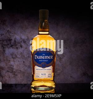 La bouteille Dubliner Irish Whisky sur fond sombre Banque D'Images