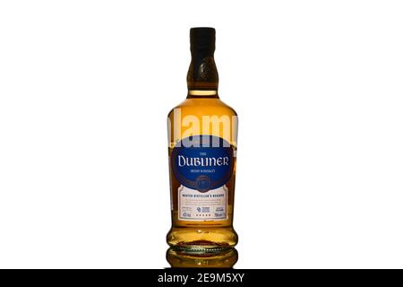 Bouteille Dubliner Irish Whisky sur fond blanc Banque D'Images