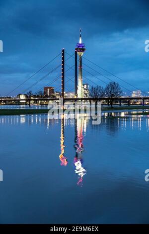 Inonder le Rhin à Düsseldorf, vue sur la ligne d'horizon du centre-ville Banque D'Images