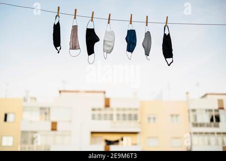 Masques de protection lavables qui sèchent sur la corde Banque D'Images