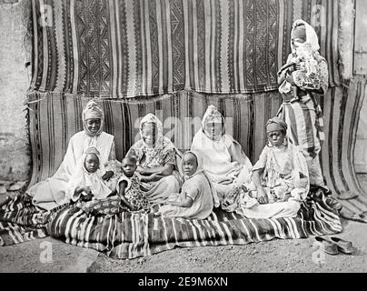 Photographie de la fin du XIXe siècle - Groupe de femmes et d'enfants noirs algériens, vers 1890 Banque D'Images