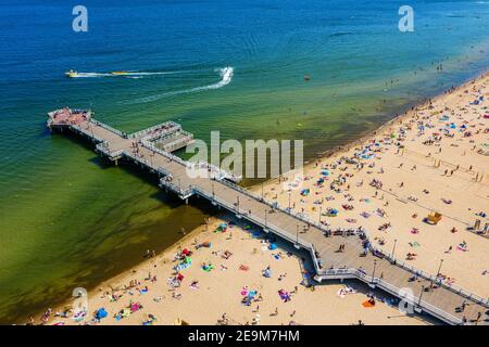 Plage bondée en été vue aérienne Banque D'Images