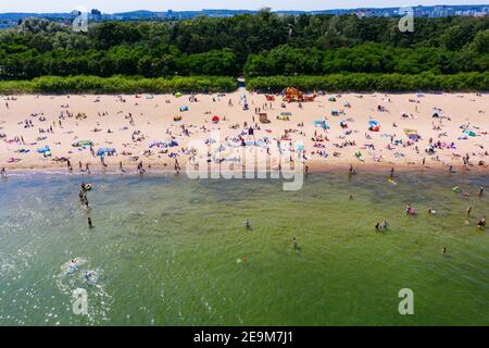 Plage bondée en été vue aérienne Banque D'Images