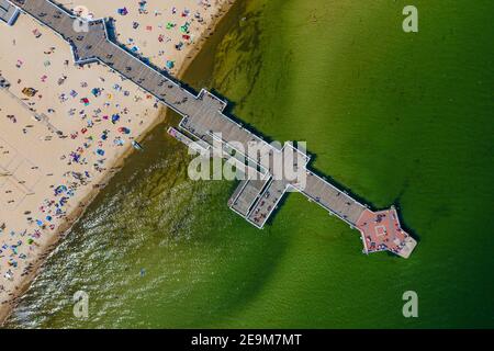 Plage bondée en été vue aérienne Banque D'Images