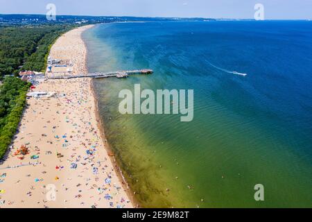 Plage bondée en été vue aérienne Banque D'Images