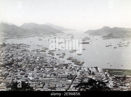 Photographie de la fin du XIXe siècle - vue en hauteur du port de Nagasaki avec les navires, Japon, vers 1890 Banque D'Images