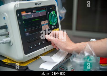 Lissabon, Portugal. 05 février 2021. Un medic allemand vérifie un dispositif d'oxygène avec des instructions en portugais lors d'une visite préparatoire à l'hôpital da Luz. L'Allemagne soutient le Portugal avec une équipe de médecins et d'ambulanciers paramédicaux de la Bundeswehr. Les 26 soldats sont déployés dans une clinique de Lisbonne. Credit: Paulo Mumia/dpa/Alay Live News Banque D'Images