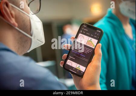 Lissabon, Portugal. 05 février 2021. Un médecin militaire allemand Googles 'tegument' lors d'une visite préparatoire à l'Hôpital da Luz pour confirmer la traduction allemande. L'Allemagne soutient le Portugal avec une équipe de médecins et d'ambulanciers paramédicaux de la Bundeswehr. Les 26 soldats sont en service dans une clinique de Lisbonne. Credit: Paulo Mumia/dpa/Alay Live News Banque D'Images