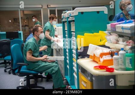 Lissabon, Portugal. 05 février 2021. Lors d'une visite préparatoire à l'Hôpital da Luz, le personnel de santé allemand vérifie quels médicaments sont disponibles et combien de boîtes sont dans chaque boîte. L'Allemagne soutient le Portugal avec une équipe de médecins et d'ambulanciers paramédicaux de la Bundeswehr. Les 26 soldats sont en service dans une clinique de Lisbonne. Credit: Paulo Mumia/dpa/Alay Live News Banque D'Images