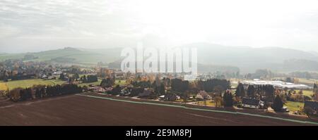 Vue aérienne sur Leutersdorf et les montagnes à proximité de saxon Banque D'Images