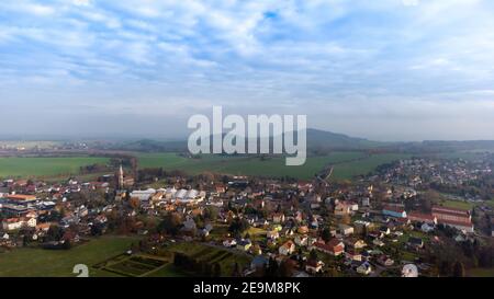 Vue aérienne sur Leutersdorf et les montagnes à proximité de saxon Banque D'Images