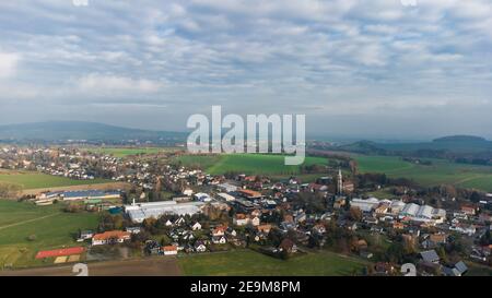 Vue aérienne sur Leutersdorf et les montagnes à proximité de saxon Banque D'Images