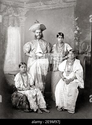 Photographie de la fin du XIXe siècle - Chef de Kandy avec famille, Ceylan Sri Lanka vers 1890 Banque D'Images