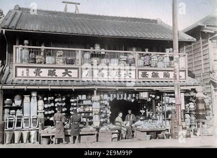 Photographie de la fin du XIXe siècle - magasin de porcelaine et de poterie, Japon, vers 1890 Banque D'Images