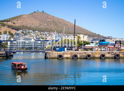 Front de mer- Cape Town, Afrique du Sud - 03-02-2021 vue imprenable sur le ferry Red Penny flottant sur l'eau, la montagne et le pont traversant. Banque D'Images