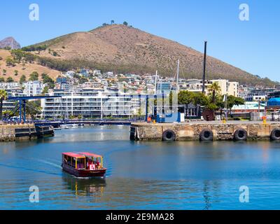 Front de mer- Cape Town, Afrique du Sud - 03-02-2021 vue imprenable sur le ferry Red Penny flottant sur l'eau, la montagne et le pont traversant. Banque D'Images