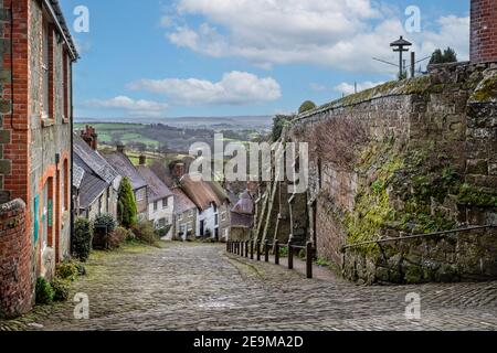 Vue sur la célèbre Gold Hill pavée à Shaftesbury, Dorset, Royaume-Uni, le 5 février 2021 Banque D'Images