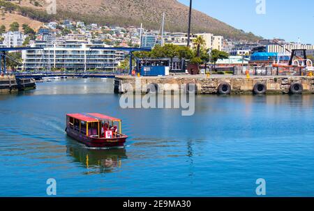 Front de mer- Cape Town, Afrique du Sud - 03-02-2021 vue imprenable sur le ferry Red Penny flottant sur l'eau, la montagne et le pont traversant. Banque D'Images