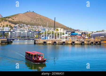 Front de mer- Cape Town, Afrique du Sud - 03-02-2021 vue imprenable sur le ferry Red Penny flottant sur l'eau, la montagne et le pont traversant. Banque D'Images