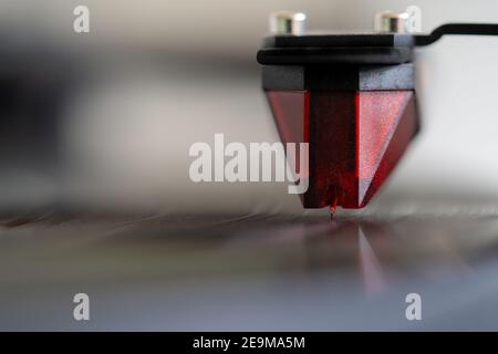 Gros plan sur le Vinyl Record et le Turntable Sound Pick-up avec Needle Banque D'Images