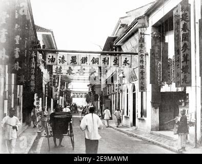 Photographie de la fin du XIXe siècle - rue avec des rickshaws dans le quartier indigène, Shanghai, Chine, c.1890 Banque D'Images