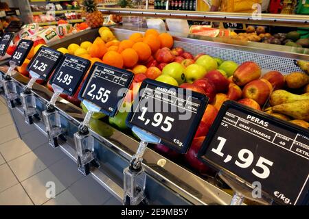 Fruits en vente, dans un refroidisseur à air froid, dans un supermarché espagnol à Fuerteventura, Espagne Banque D'Images